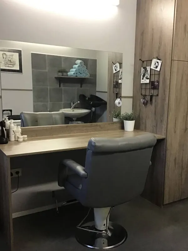 Moderne kapsalon met stijlvolle inrichting