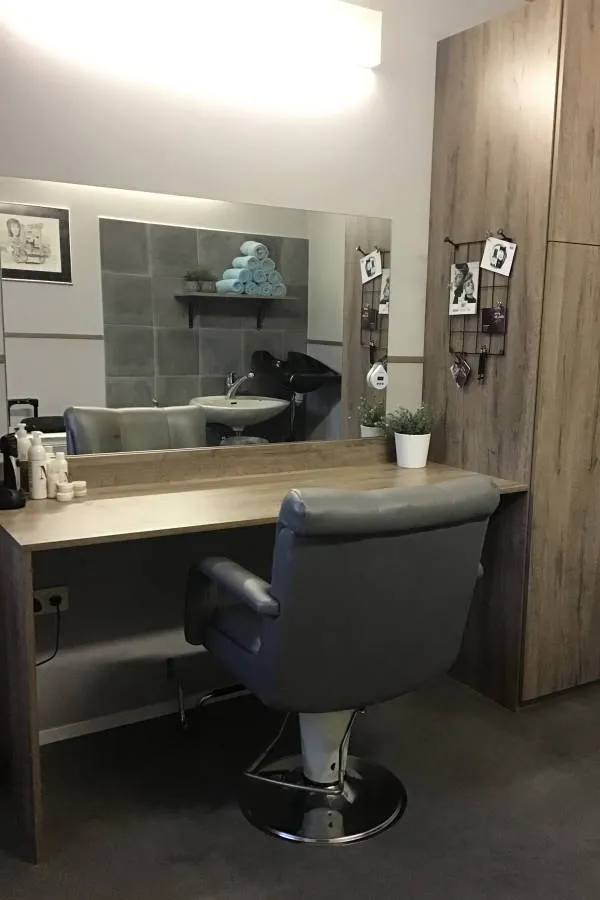 Moderne kapsalon met stijlvolle inrichting