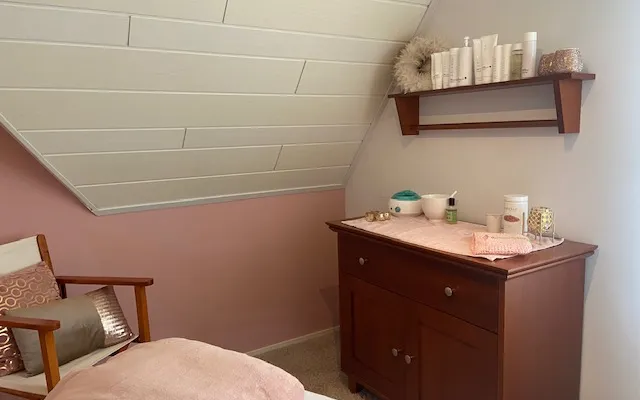Sfeervolle behandelkamer met ontspannen ambiance
