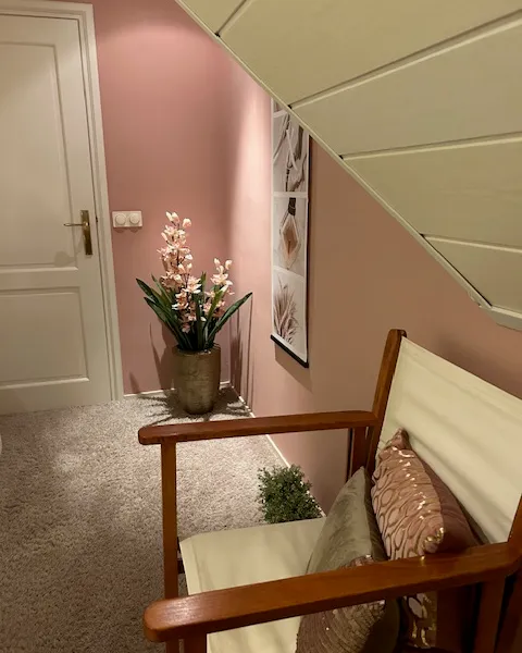 Roze behandelkamer in de schoonheidssalon