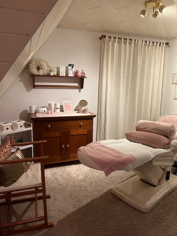 Sfeervolle beautysalon met behandelbed