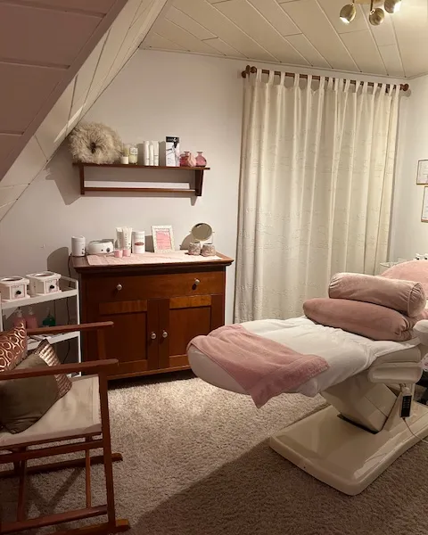 Sfeervolle behandelruimte in de schoonheidssalon