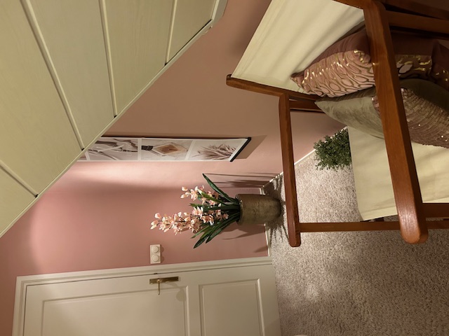 Roze behandelkamer met comfortabel bed