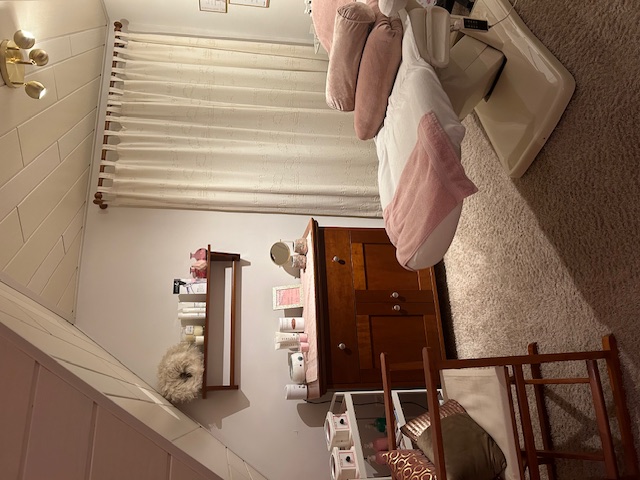 Sfeervolle beautysalon met behandelbed